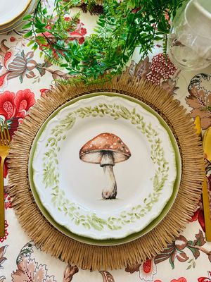 Assiette plate 27 cm ø. ROUGE. CHAMPIGNON COLLECTION.Peinte à la main