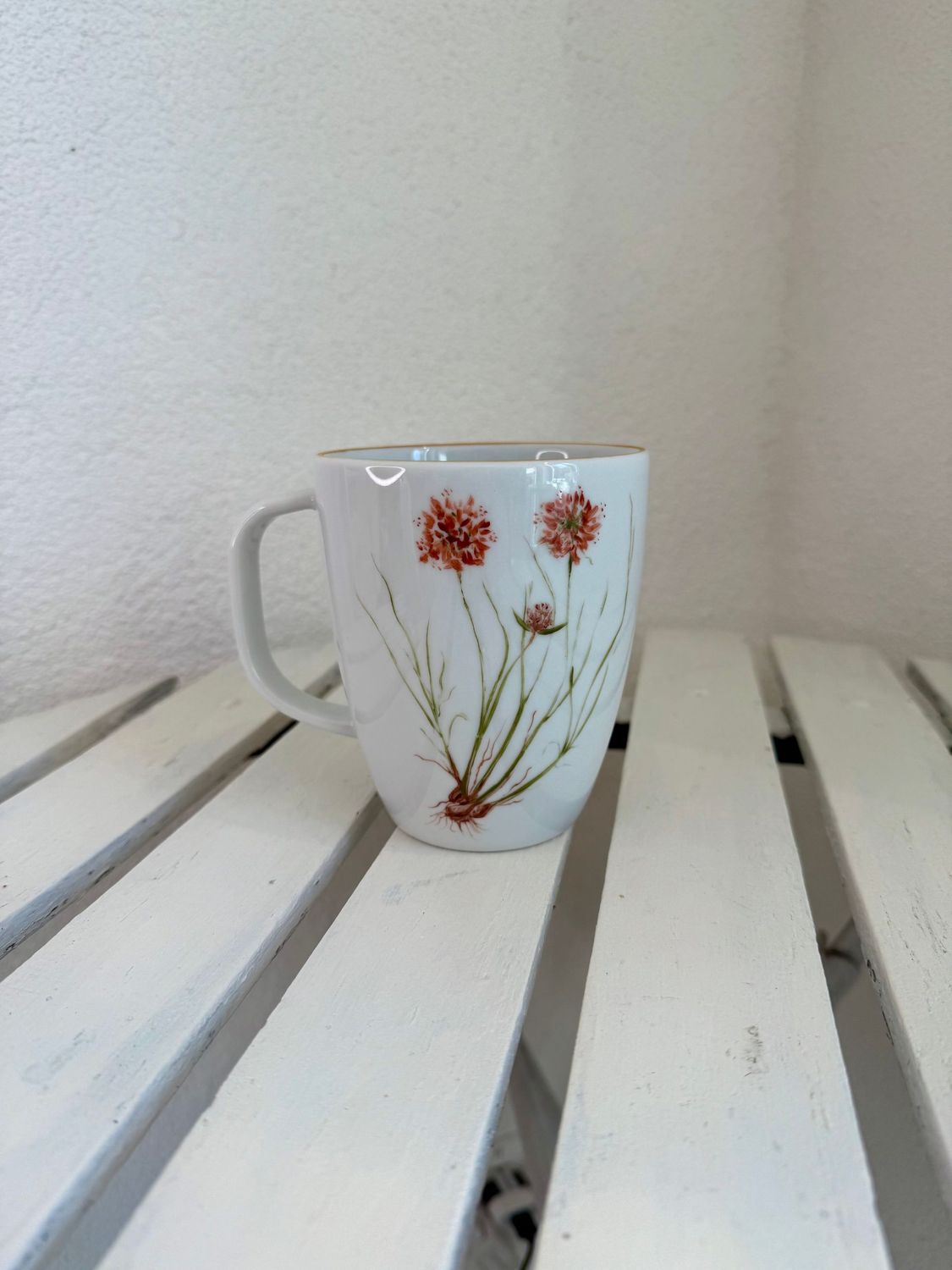 MUG XL. ALLIUM ROUGE. MORNINGS KOLLEKTION. Handbemalt