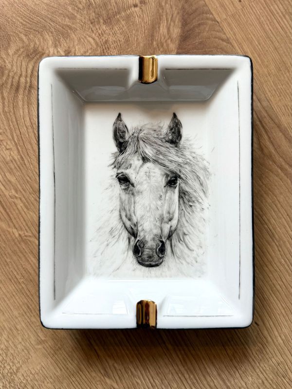 Cendrier CHEVAL en porcelaine peints à la main 15x20cm