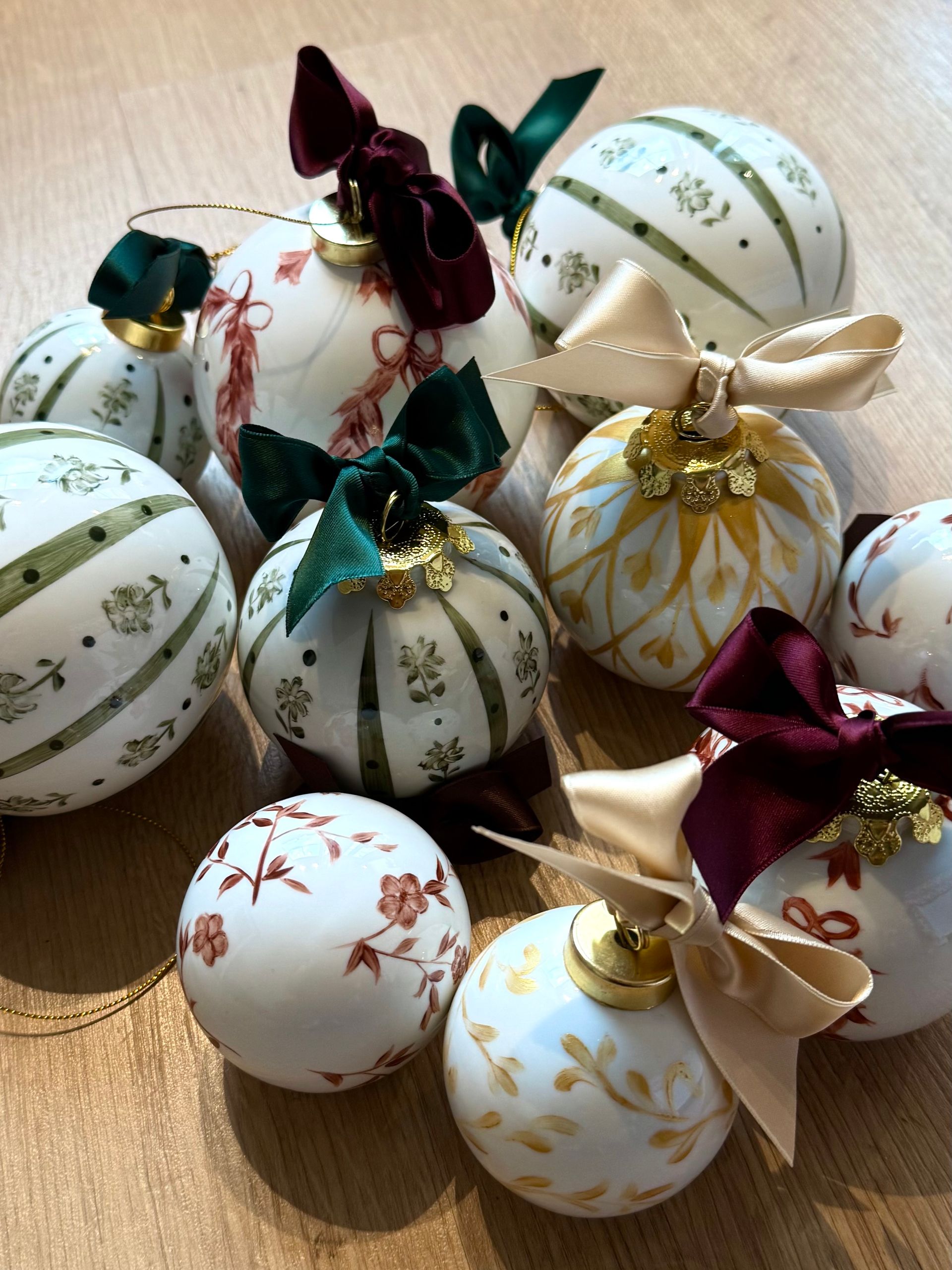 Boules de Noël peintes à la main. DESIGN 1