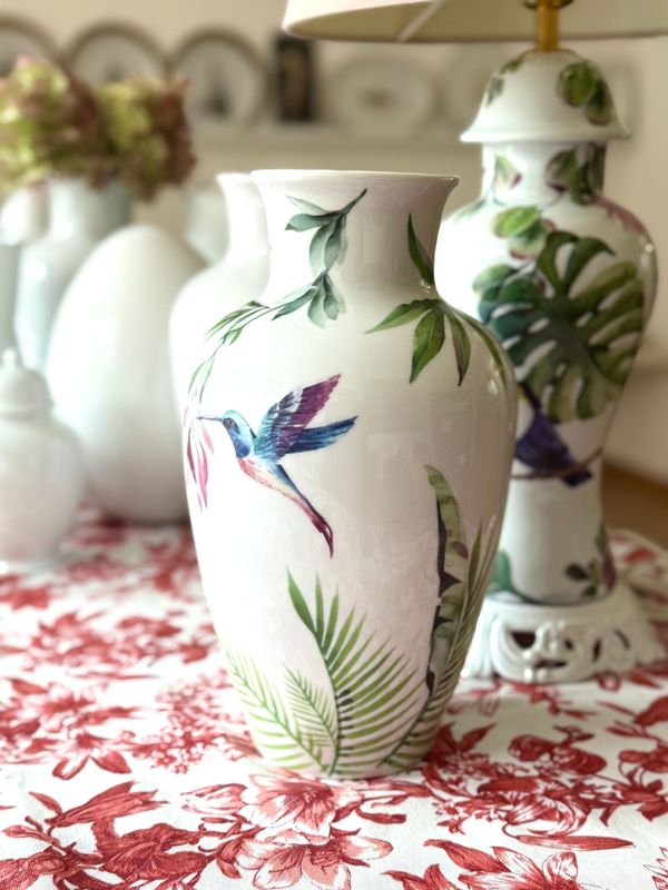 Jarrón de porcelana con diseño tropical