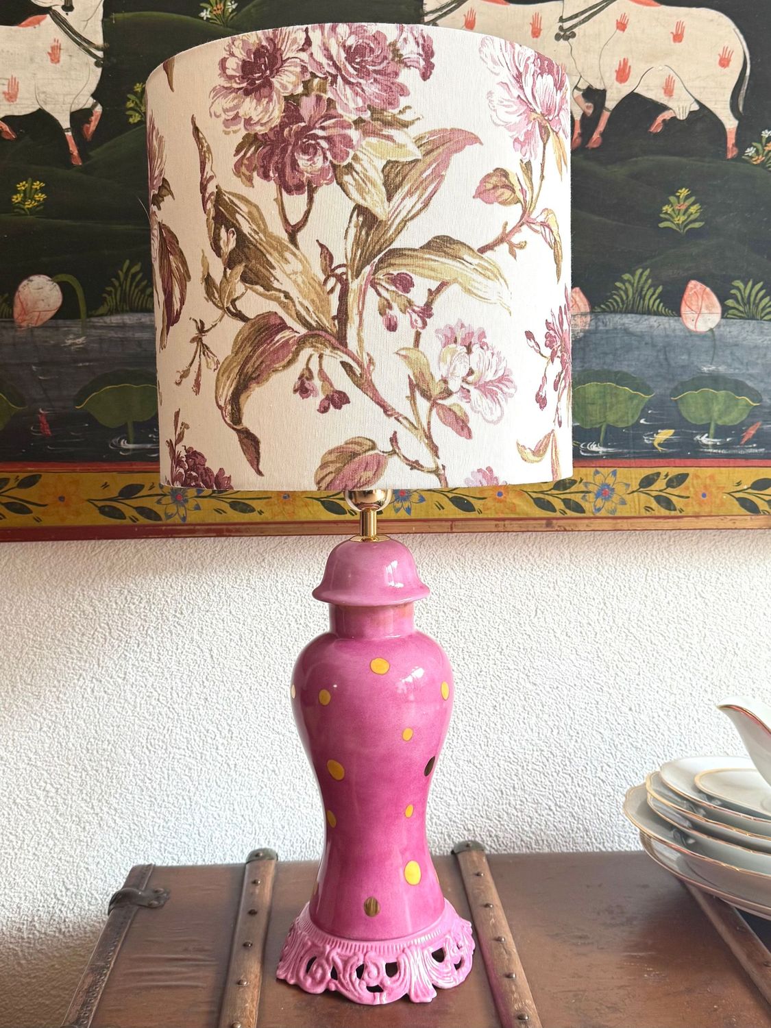 Pied de lampe en porcelaine avec points et or