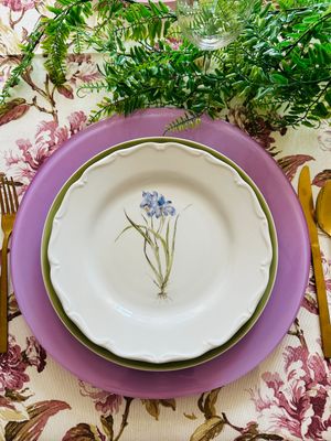 Assiette plate 27 cm ø. IXIA BLEU. FLOWER COLLECTION. Peinte à la main