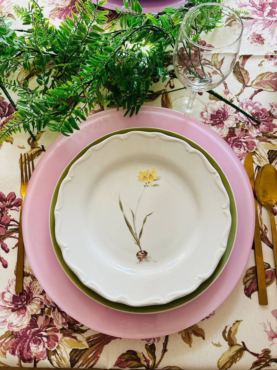 Assiette plate 27 cm ø. IXIA JAUNE. FLOWER COLLECTION. Peinte à la main