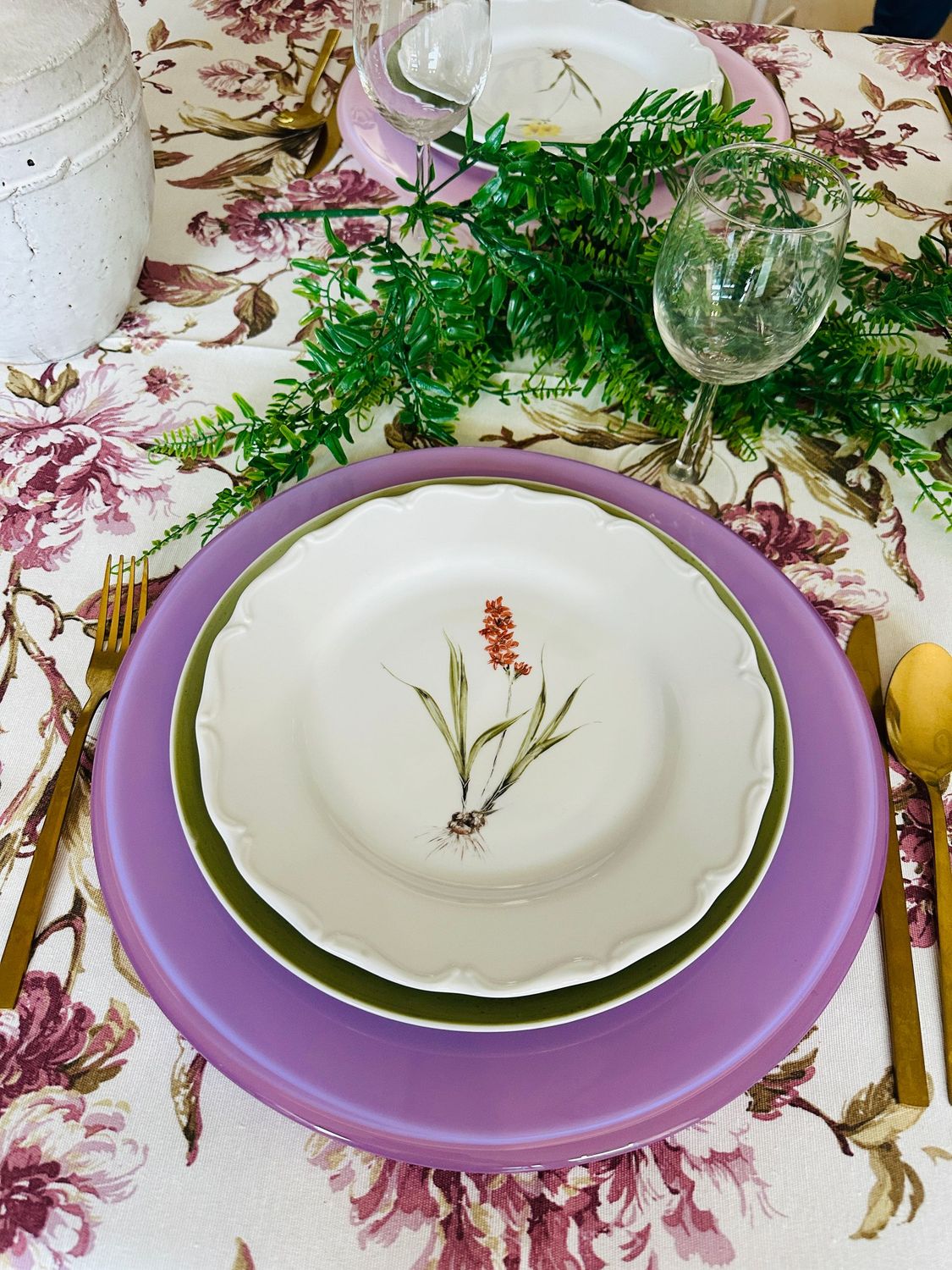 Assiette plate 27 cm ø. IXIA ROUGE. FLOWER COLLECTION. Peinte à la main