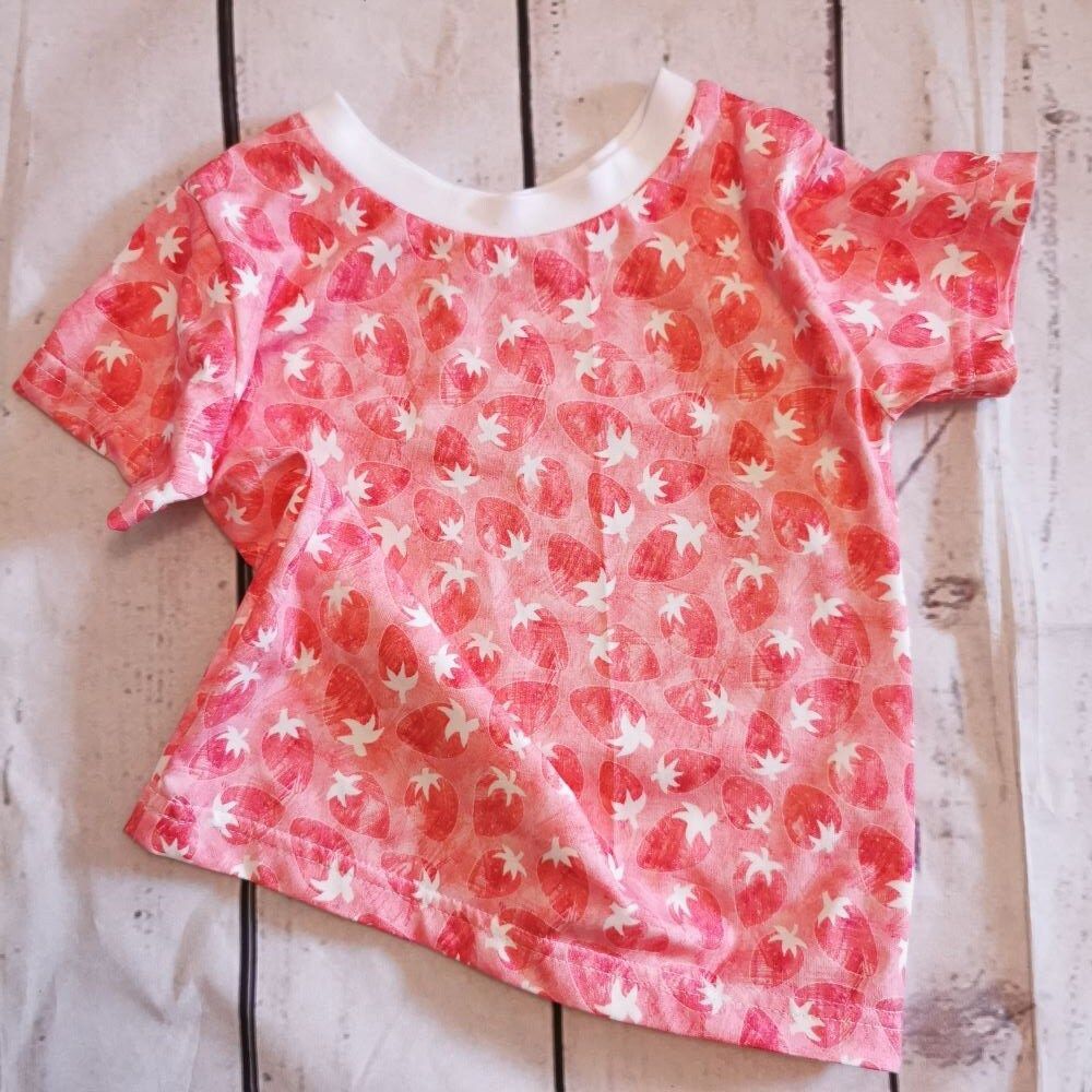 Kindershirt "Erdbeeren" - einfach anzuziehen - Gr. 80