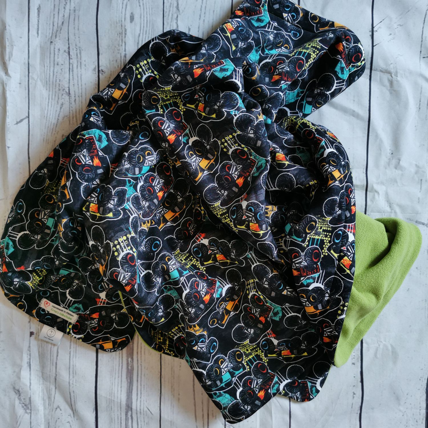 Kuscheldecke XL 1,50m "Monstertrucks-grün" Autos VS aus Sweat und RS aus Fleece