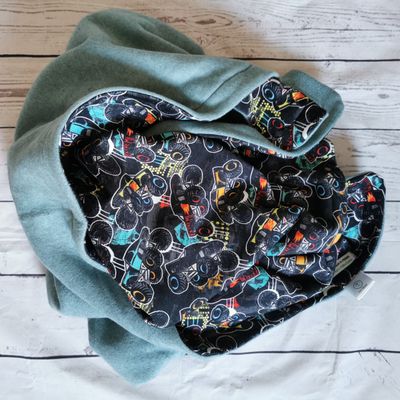 Kuscheldecke XL 1,50m Kuscheldecke XL 1,50m "Monstertrucks-blau" Autos VS aus Sweat und RS aus Fleece