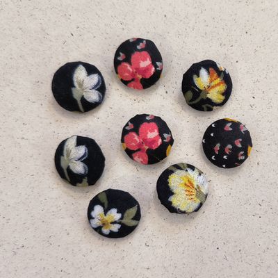 4er Set - Handmade Knöpfe 2cm - mit Stoff bezogen - Blumen 4er Set - Handmade Knöpfe 2cm - mit Stoff bezogen - Blumen