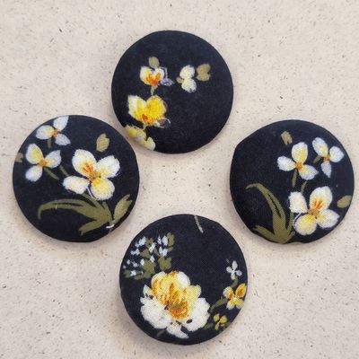 2er Set - Handmade Knöpfe 3,8cm - mit Stoff bezogen - Blumen 2er Set - Handmade Knöpfe 3,8cm - mit Stoff bezogen - Blumen