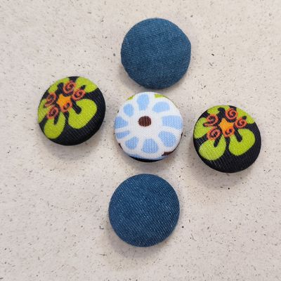 5er Set - Handmade Knöpfe 2,3cm - mit Stoff bezogen - Blumen 5er Set - Handmade Knöpfe 2,3cm - mit Stoff bezogen - Blumen