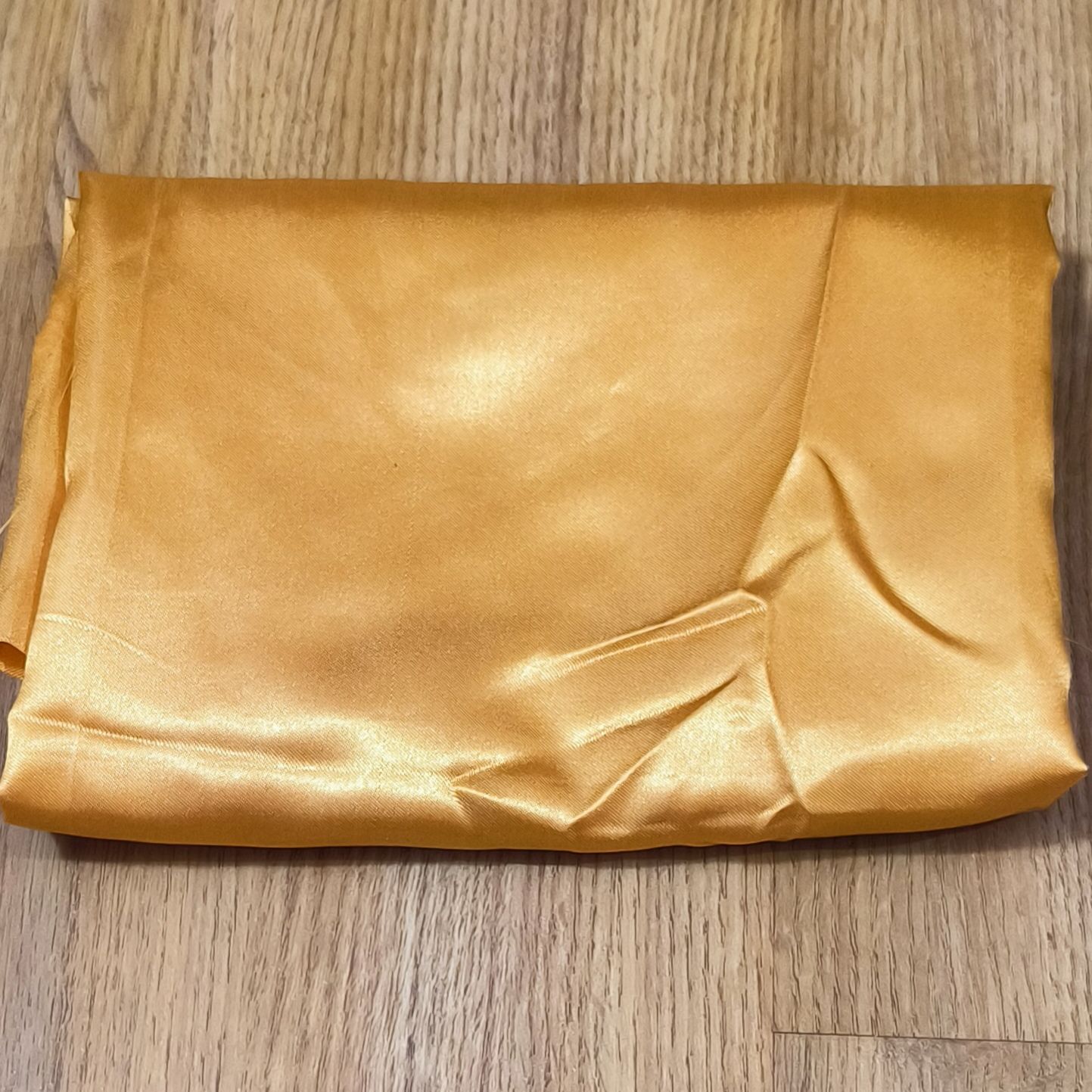 Stoffrest - goldener Faschingsstoff Polyestersatin - 150cm breit, 110cm lang mit Ausschnitt