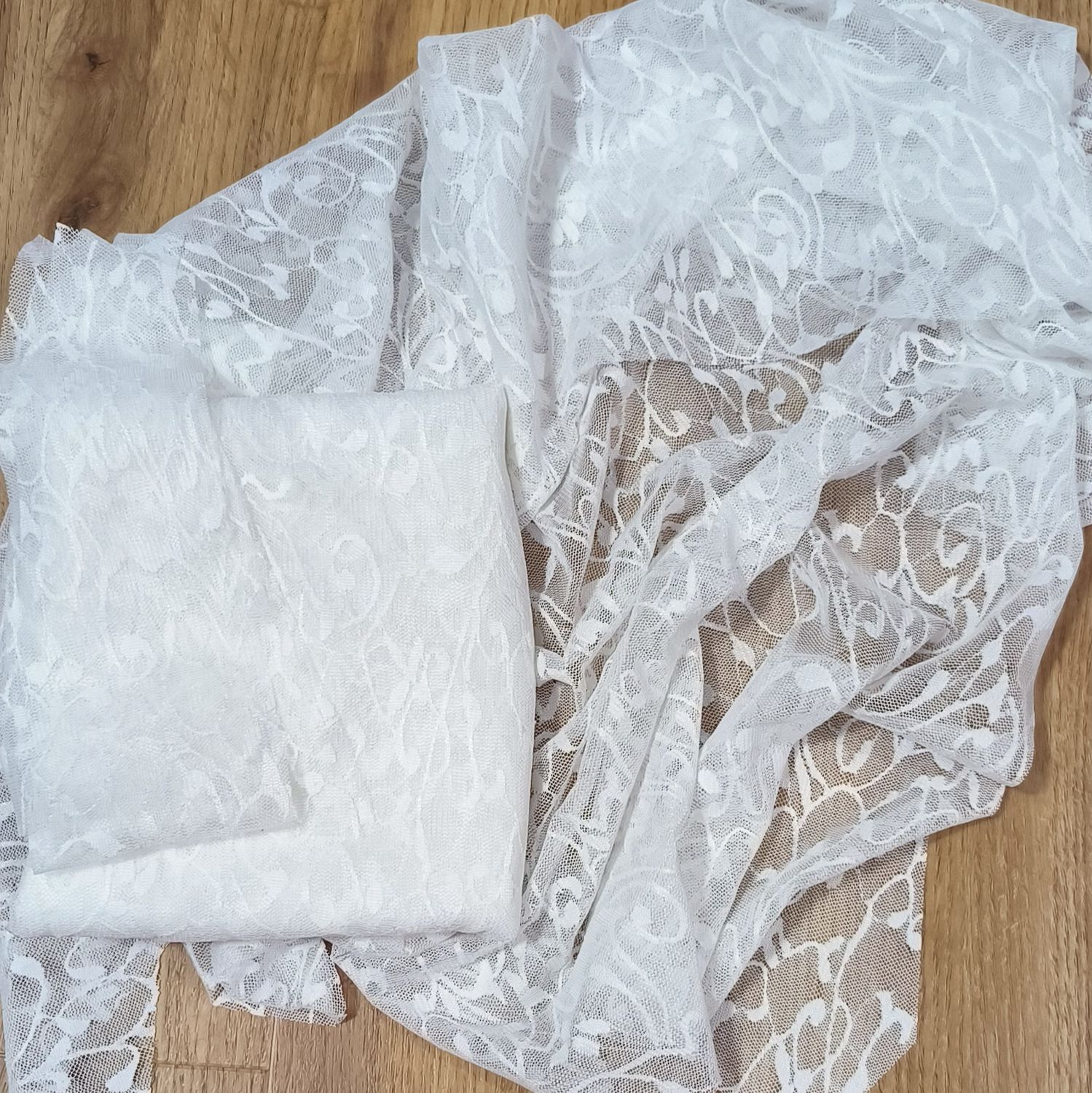 Stoffreste Paket - zarte Tüllspitze mit Blumen in weiß  - 6 verschieden große Stücke (3 größere, 3 Ministücke)
