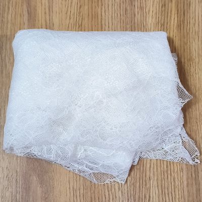 Stoffreste Paket - zarte Tüllspitze mit Blumen in weiß - 11 verschieden große Stücke Stoffreste Paket - zarte Tüllspitze mit Blumen in weiß - 11 verschieden große Stücke