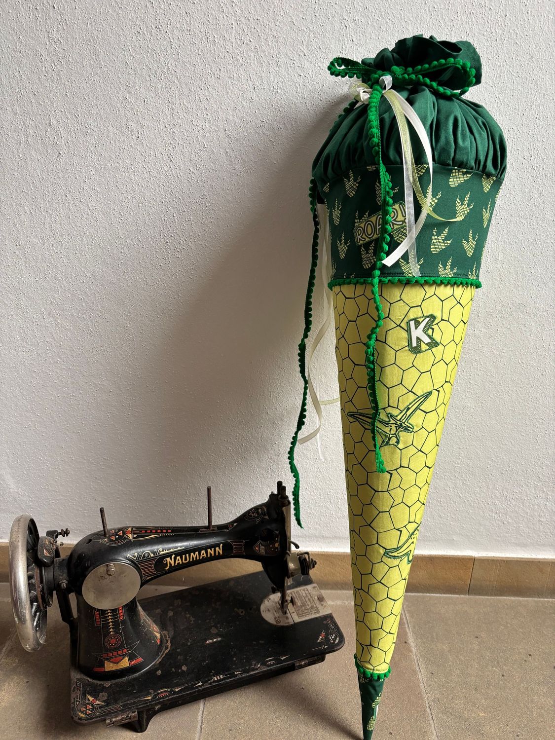 Zuckertüte "Dinosaurier 1" mit grüner Tülle, 70cm rund, incl. Bezug, Rohling, Bänder - personalisierterbar