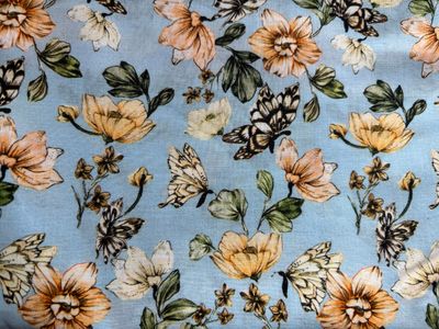 2m Baumwoll Webware mit Blumen und Schmetterlingen 2m Baumwoll Webware mit Blumen und Schmetterlingen