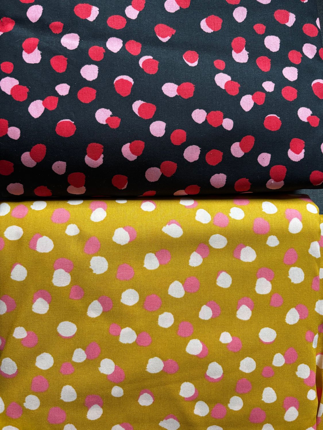 10m Baumwoll Webware mit Punkten in schwarz-rot und gelb-rosa