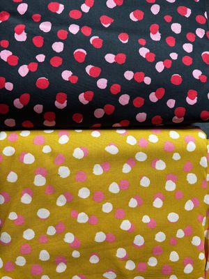 10m Baumwoll Webware mit Punkten in schwarz-rot und gelb-rosa 10m Baumwoll Webware mit Punkten in schwarz-rot und gelb-rosa