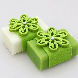 Schafmilchseife eckig 100g, dekoriert mit Filzblume und Filzband Schafmilchseife eckig 100g, dekoriert mit Filzblume und Filzband