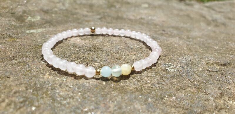 Armband mit Rosenquarz, Prehnit, Aquamarin & Calcit Armband mit Rosenquarz, Prehnit, Aquamarin & Calcit