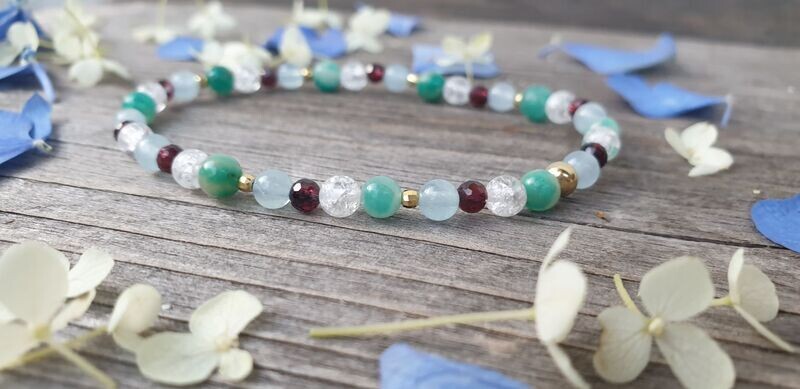 Armband mit Aquamarin, Granat, Bergkristall, Amazonit & vergoldeten Elementen Armband mit Aquamarin, Granat, Bergkristall, Amazonit & vergoldeten Elementen