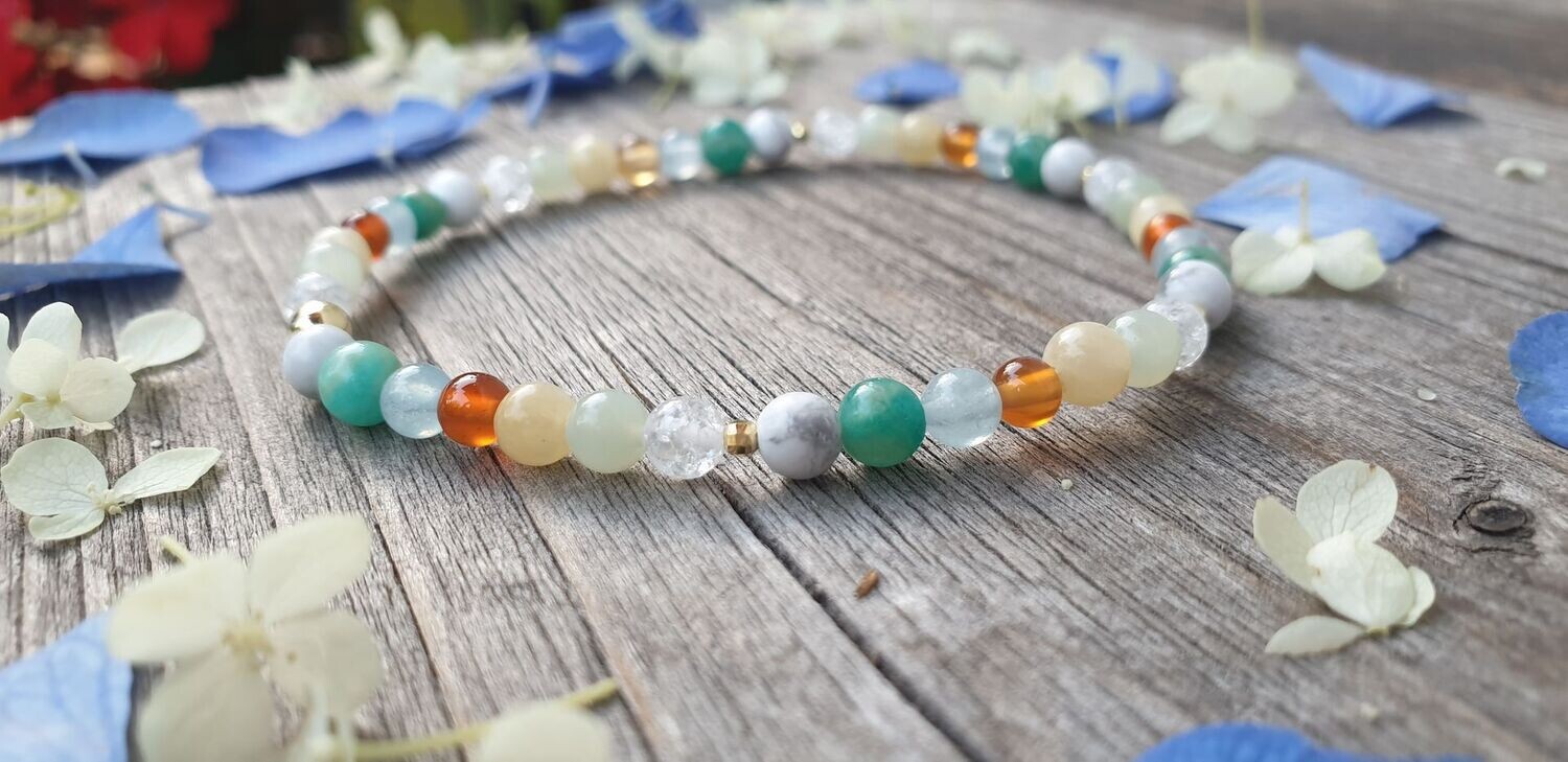 Armband mit Magnesit, Amazonit, Aquamarin, Carneol, Calcit, Prehnit, Bergkristall & 925 Silber vergoldeten Elementen