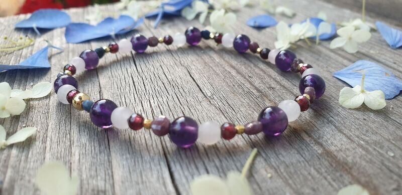 Armband mit Amethyst, Rosenquarz, Granat, Rubin & Saphir Armband mit Amethyst, Rosenquarz, Granat, Rubin & Saphir