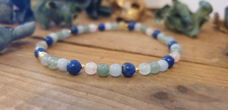 Armband mit Aventurin, Lapis, Rosenquarz, Aquamarin & vergoldeten Elementen Armband mit Aventurin, Lapis, Rosenquarz, Aquamarin & vergoldeten Elementen