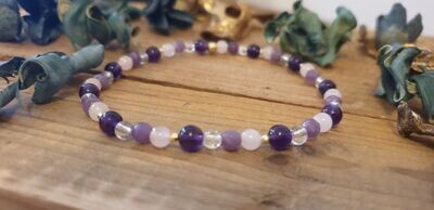 Armband mit Amethyst, Rosenquarz, Bergkristall, Lepidolith & vergoldeten Elementen Armband mit Amethyst, Rosenquarz, Bergkristall, Lepidolith & vergoldeten Elementen