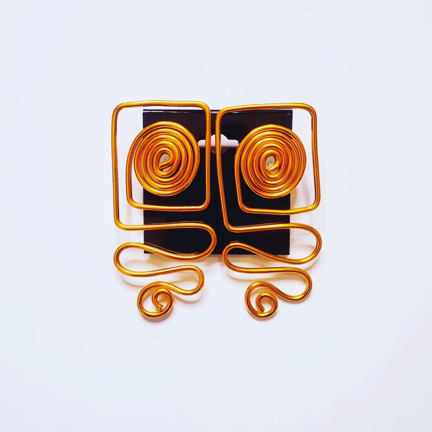 Wire Stud- Dark Gold