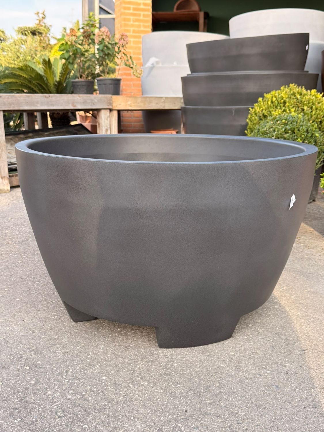 Vaso Megalos tondo grande, colore Anthracite IDEL - Ø 98 / 110 / 122 cm Vaso Megalos tondo grande, colore Anthracite IDEL - Ø 98 / 110 / 122 cm