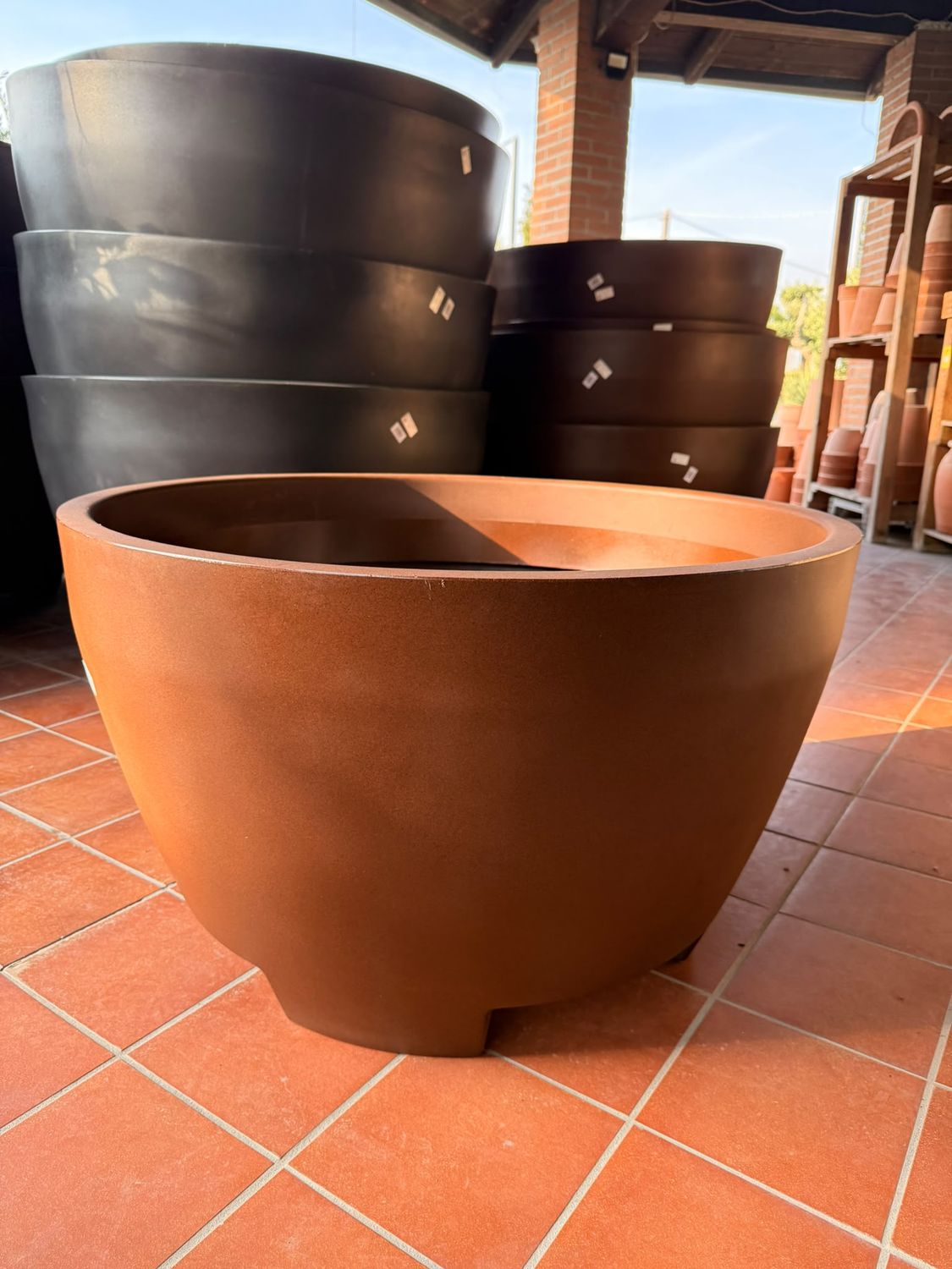 Vaso Megalos tondo grande, colore Chocolate IDEL - Ø 98 / 110 / 122 / 145 cm Vaso Megalos tondo grande, colore Chocolate IDEL - Ø 98 / 110 / 122 / 145 cm