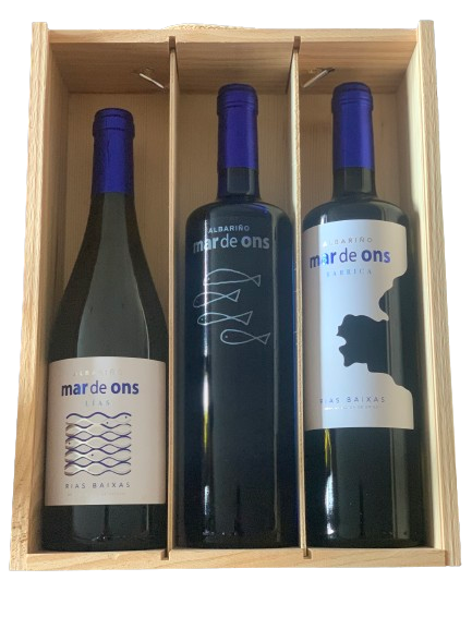 Albariño Mar de Ons 2023, Mar de Ons Barrica 2022 y Mar de Ons Lías 2022- Estuche de Madera 3 Botellas