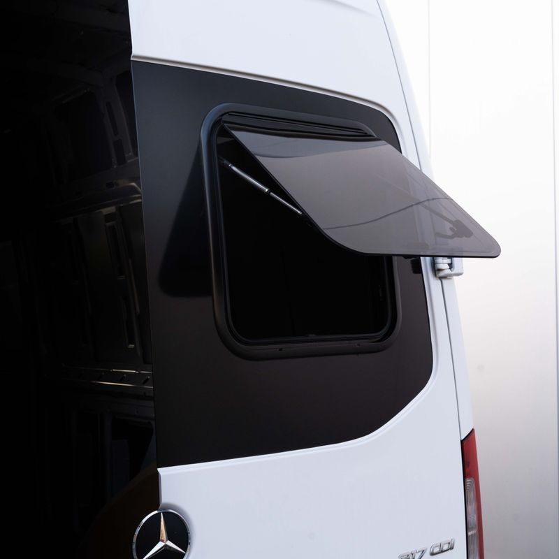 Ausstellfenster R5000 – getöntes Acrylglas mit schwarzem Rahmen für Sprinter, Crafter & Ducato