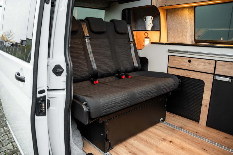 3-sitzige Camper-Sitzbank mit Schienensystem für VW T5 / T6 / T6.1 – inkl. Isofix & Montage