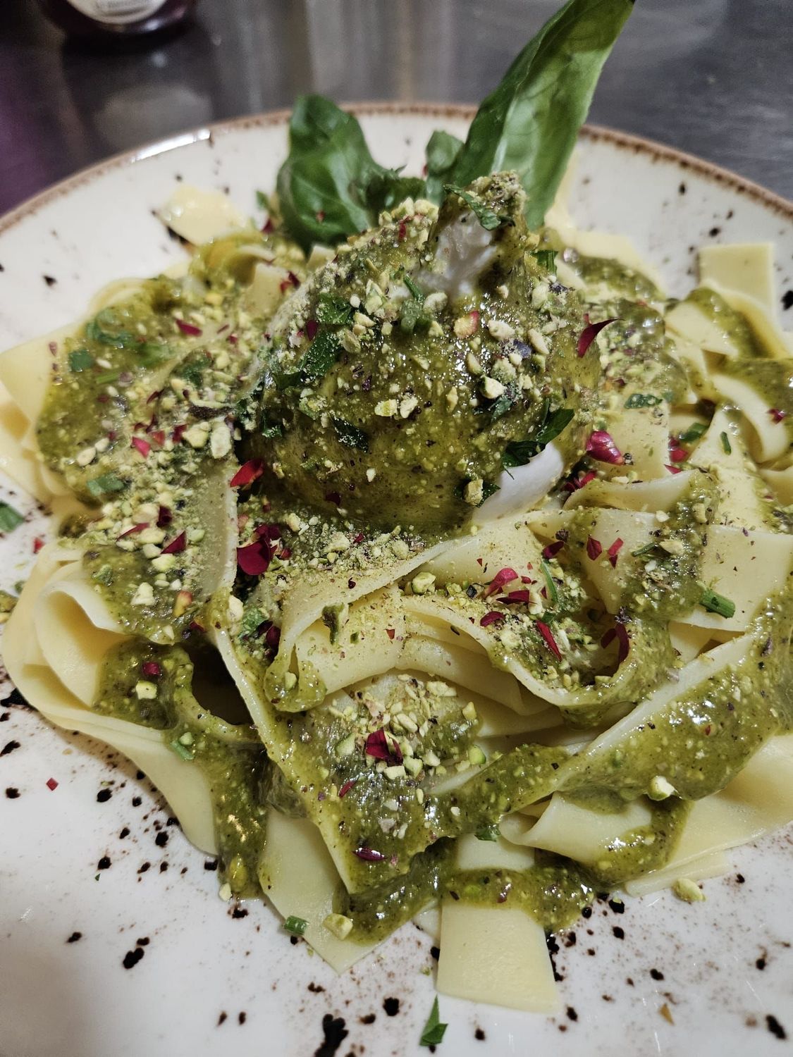 Papardelle al pesto di pistaccio e burrata