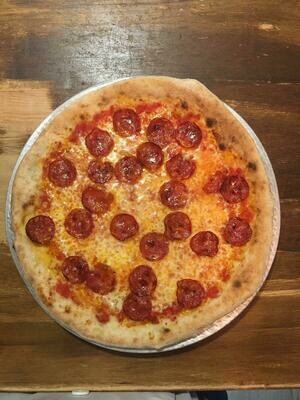 Pizza # 3  ​Mozzarella, setas, panceta, parmesano y cebolla roja.