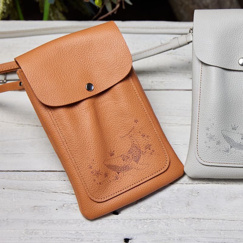 『雲外蒼天』本革スマホポシェット【CAMEL】