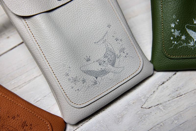 『雲外蒼天』本革スマホポシェット【LIGHT GRAY】