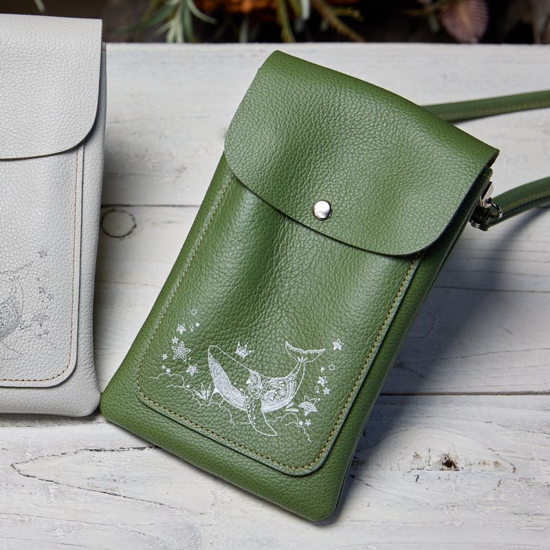 『雲外蒼天』本革スマホポシェット【OLIVE GREEN】