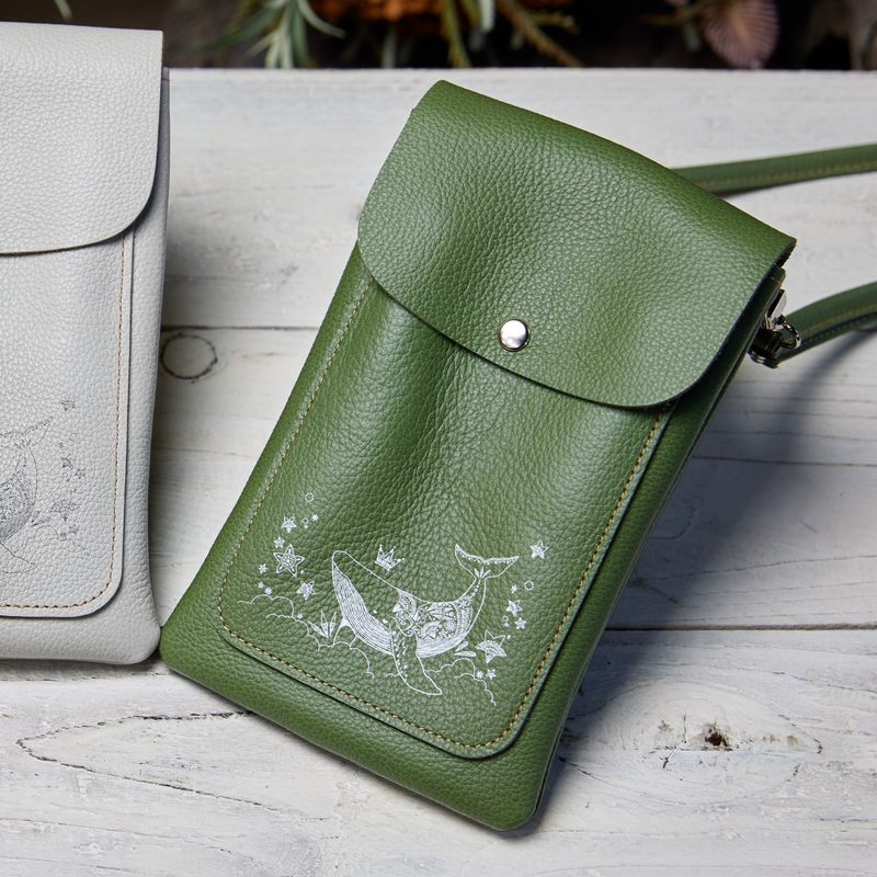 『雲外蒼天』本革スマホポシェット【OLIVE GREEN】