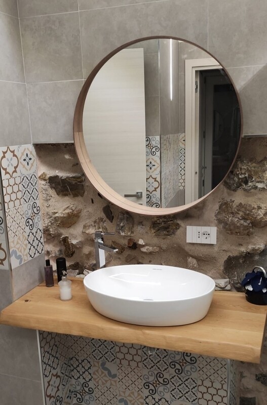 Mensola Sospesa per Lavabo Design in rovere massello, bordo irregolare