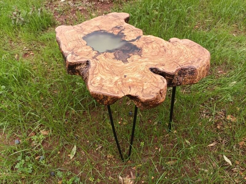Tavolino da salotto in legno di ulivo