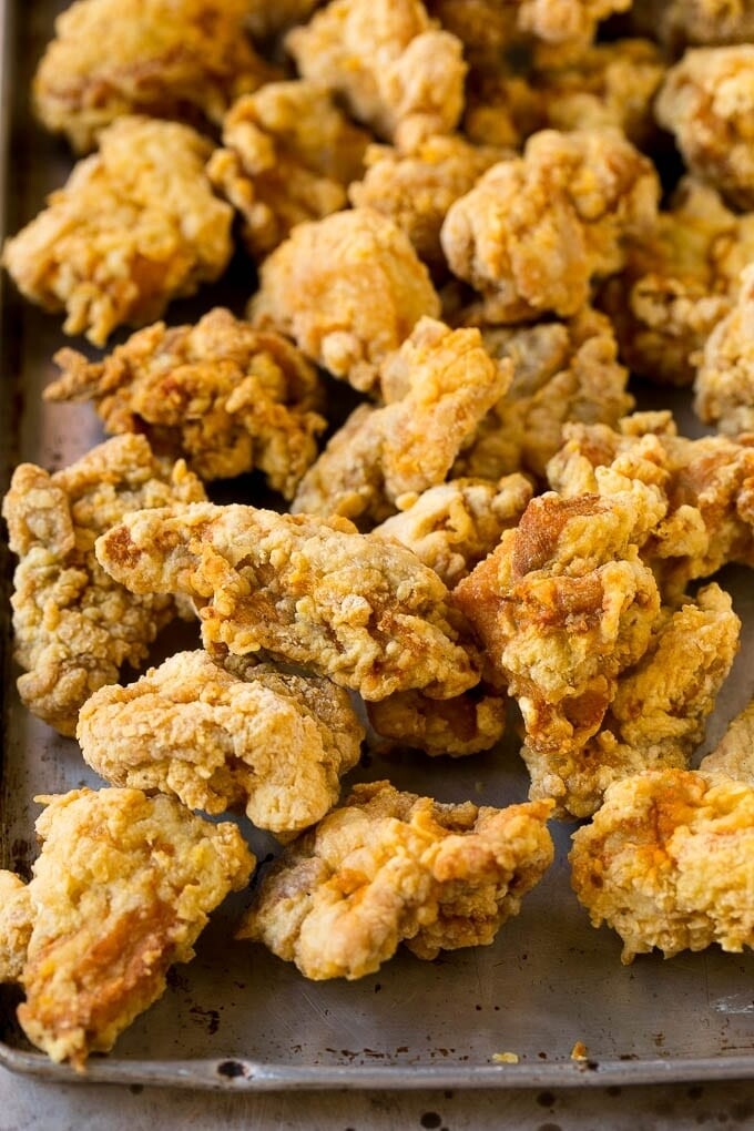 Vers gebakken krokante Gekruide kipbeignets.