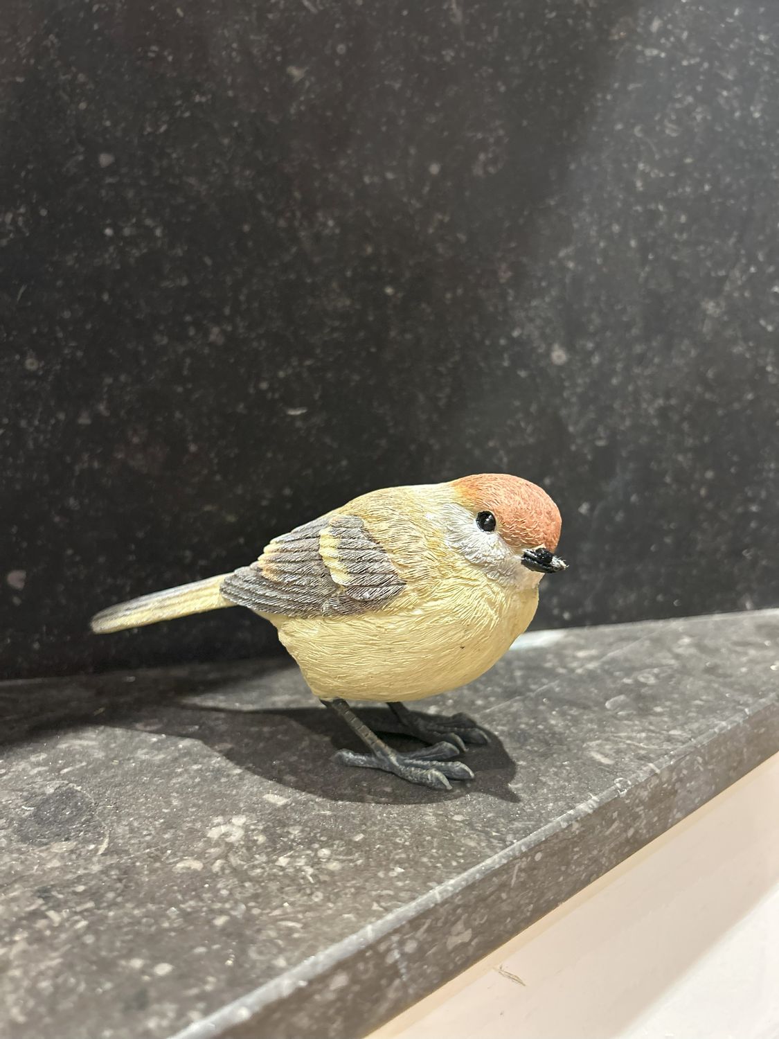 OISEAU &quot;PIE GRIECHE TETE ROUSSE RESINE&quot;
