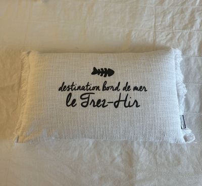 COUSSIN 30X50 &quot;DESTINATION BORD DE MER LE TREZ-HIR&quot;