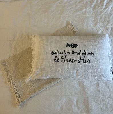 COUSSIN 30X50 &quot;DESTINATION BORD DE MER LE TREZ-HIR&quot;
