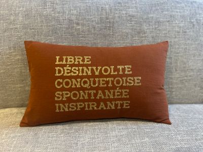 COUSSIN HOUSSE SEULE &quot;LIBRE DESINVOLTE CONQUETOISE SPONTANEE INSPIRANTE&quot; 30X50
