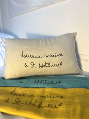 COUSSIN SALOME 30X50 &quot;DOUCEUR MARINE A ST-MATHIEU&quot;
