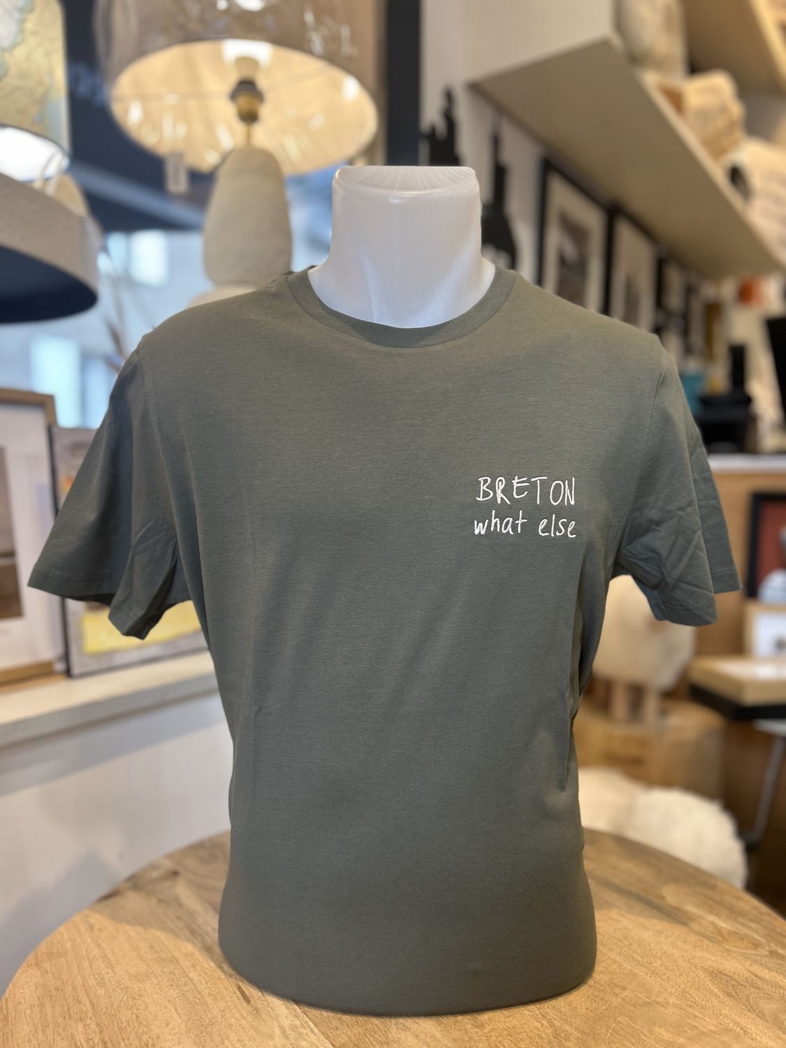 T-SHIRT TOM KAKI &quot;WHAT ELSE BRETON&quot;